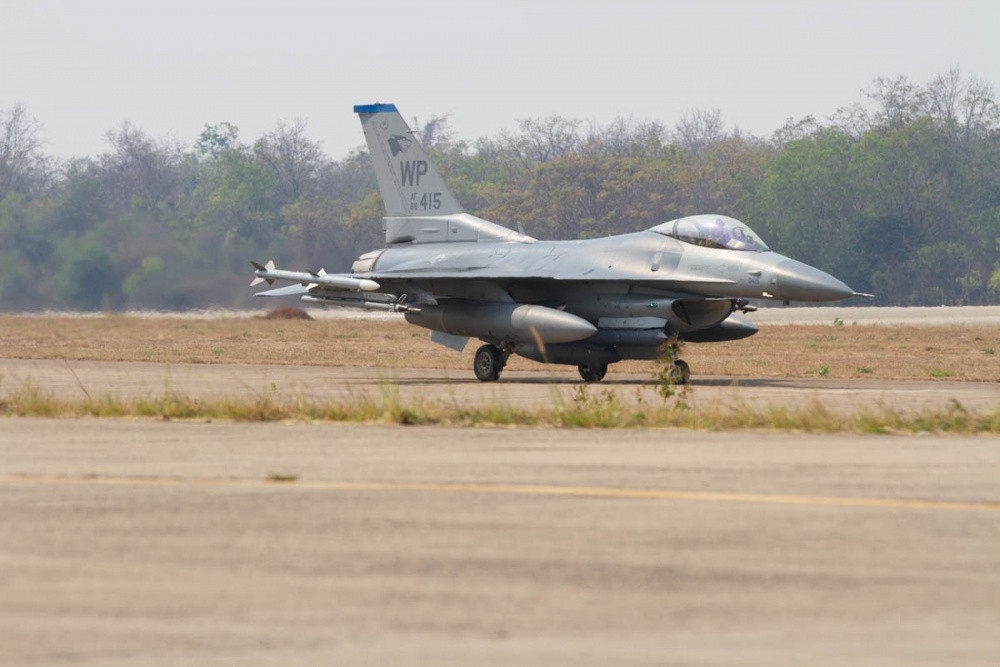 Đây được đánh giá là loại chiến đấu cơ rất phù hợp với quy mô nhỏ của các lực lượng không quân thuộc Đông Nam Á hiện nay. Các quốc gia sở hữu F-16 còn có thể dễ dàng nâng cấp đội bay của mình bằng cách mua lại tiêm kích F-16 qua sử dụng trên thế giới một cách dễ dàng. Nguồn ảnh: Pinterest.