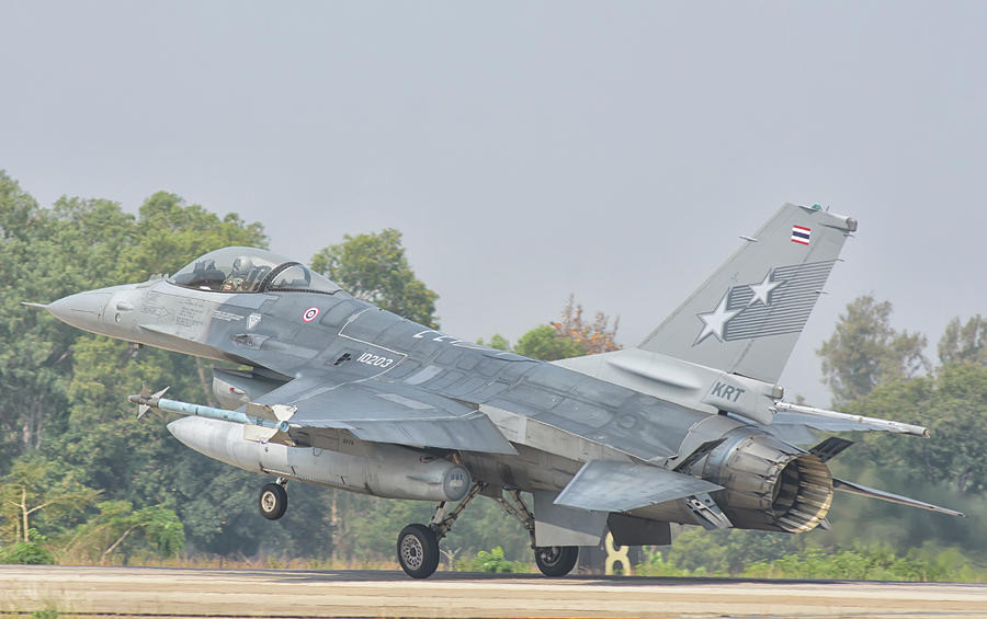 Tiêm kích F-16 được đánh giá là loại phi cơ rẻ tiền, chi phí vận hành bay thấp và đặc biệt là có độ cơ động cao, thậm chí còn ngang ngửa với cả F-35 hiện đại bậc nhất của Mỹ hiện nay. Nguồn ảnh: Pinterest.