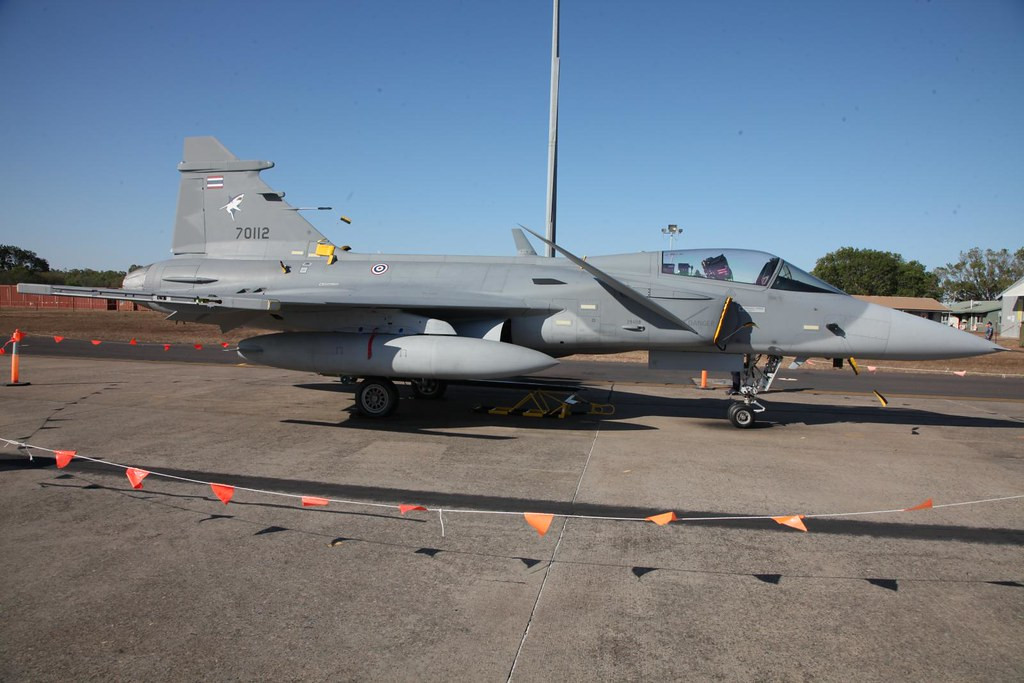 Mặc dù vậy, có vẻ như JAS-39 vẫn thu hút được khác nhiều sự chú ý từ các khách hàng Đông Nam Á, trong tương lai nhiều khả năng Philippines và Indonesia cũng sẽ mua loại tiêm kích này. Nguồn ảnh: Pinterest.