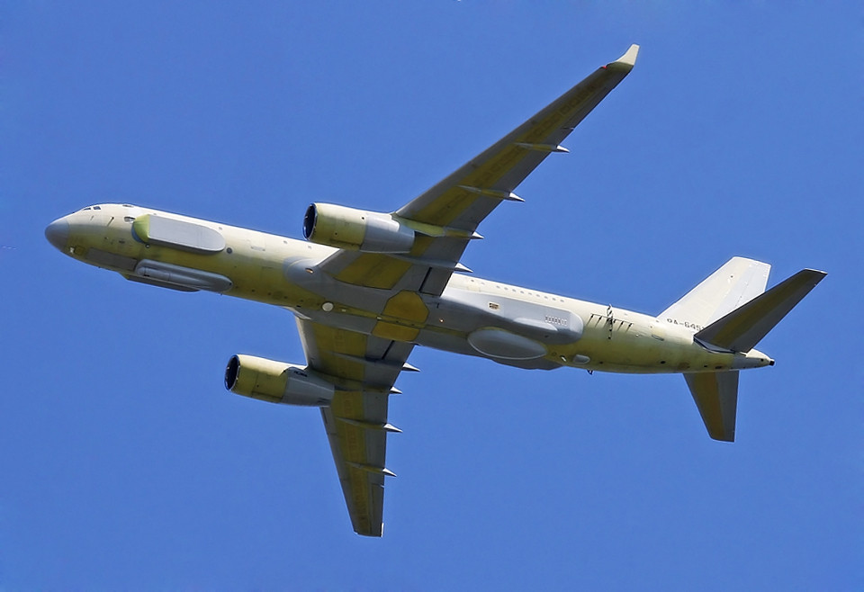 Thậm chí chiếc Tu-214P này còn bị người dân địa phương ghi hình lại, thấy rõ số hiệu của máy bay. Từ số hiệu này, có thể dễ dàng tìm thấy hành trình của máy bay trên các trang web radar trực tuyến. Nguồn ảnh: Jetphoto.