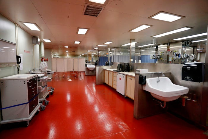 Tàu bệnh viện USNS Comfort có 71 nhân viên dân sự cùng 1200 nhân viên hải quân - phần lớn trong số đó là bác sĩ và y sĩ. Nguồn ảnh: NavyLive.