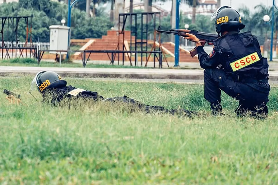 Bên cạnh đó, súng trường tấn công AK-47 vẫn tiếp tục được sử dụng và vẫn là loại vũ khí phổ biến bậc nhất của lực lượng. Nguồn ảnh: Văn Quý Đức.