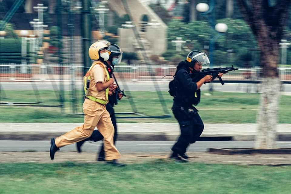 Cảnh sát giao thông phối hợp cùng cảnh sát cơ động trong diễn tập. Nguồn ảnh: Văn Quý Đức.