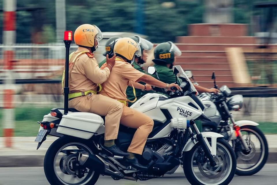 Các loại phương tiện chuyên dụng cùng cảnh sát giao thông, cảnh sát trật tự cũng tham gia cuộc diễn tập. Nguồn ảnh: Văn Quý Đức.