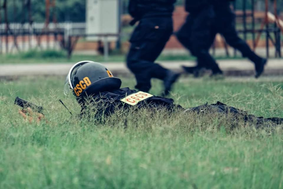 Chiến sĩ cảnh sát cơ động bảo vệ hành lang vòng ngoài để đồng đội áp sát mục tiêu. Nguồn ảnh: Văn Quý Đức.