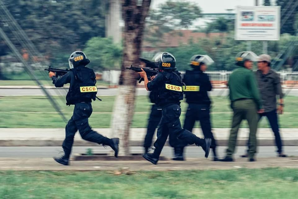 Có thể thấy trong cuộc diễn tập lần này, lực lượng cảnh sát cơ động đã sử dụng súng tiểu liên MP5 và MPX - hai loại súng tiểu liên sử dụng cỡ đạn 5,56 mm hiện đại bậc nhất của chúng ta hiện nay. Nguồn ảnh: Văn Quý Đức.