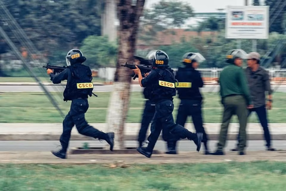 Có thể thấy trong cuộc diễn tập lần này, lực lượng cảnh sát cơ động đã sử dụng súng tiểu liên MP5 và MPX - hai loại súng tiểu liên sử dụng cỡ đạn 5,56 mm hiện đại bậc nhất của chúng ta hiện nay. Nguồn ảnh: Văn Quý Đức.