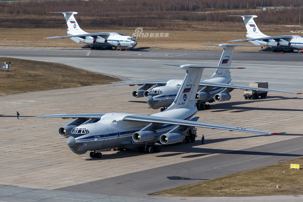 Các máy bay vận tải Il-76 hiện đang là loại vận tải cơ chiến lược được Không quân Vũ trụ Nga sử dụng. Máy bay được trang bị 4 động cơ phản lực và được coi là loại vận tải cơ chiến lược được sản xuất với số lượng nhiều bậc nhất trong lịch sử. Nguồn ảnh: Sina.