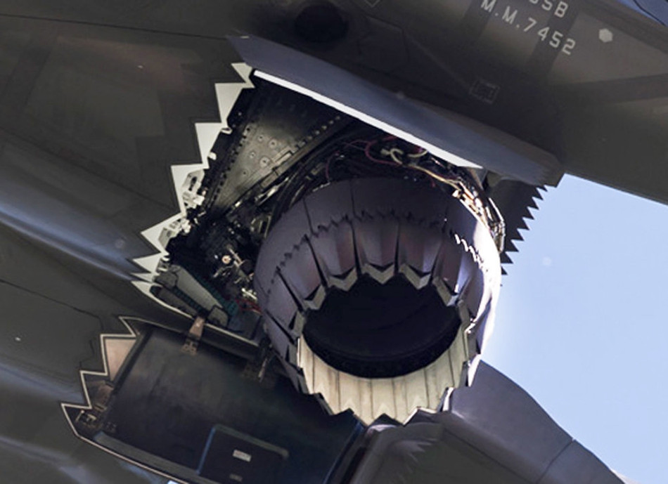 Việc bẻ cụp này cho phép động cơ của F-35B cung cấp lực đẩy để chiếc máy bay phản lực này cất cánh trên đường băng ngắn hoặc hạ cánh thẳng đứng. Nguồn ảnh: QQ.