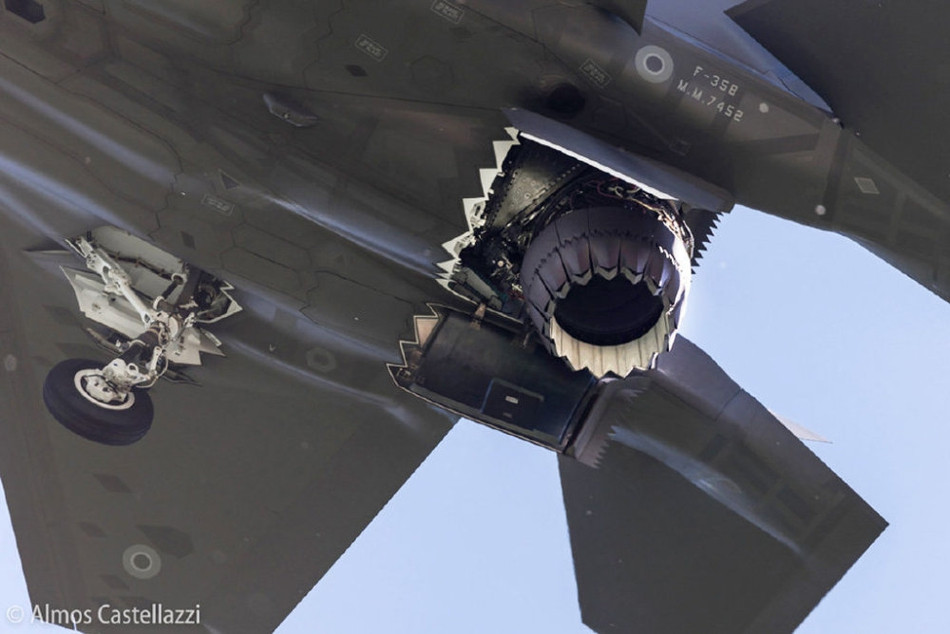 Tuy nhiên, để cung cấp đủ lượng gió hút vào trong động cơ khi phần ống xả bẻ ngoạt 90 độ, F-35B cần được trang bị một quạt hút gió đặt ở lưng máy bay - gián tiếp khiến khoang vũ khí của nó bị giảm diện tích. Nguồn ảnh: QQ.