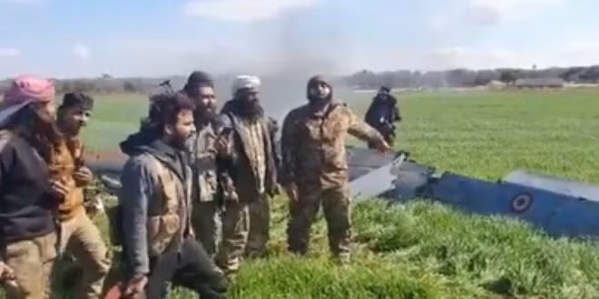Hình ảnh được cho là phiến quân thân Thổ Nhĩ Kỳ bên cạnh xác máy bay không người lái Anka-S bị bắn rơi cách đó ít giờ. Nguồn ảnh: Scranmble.