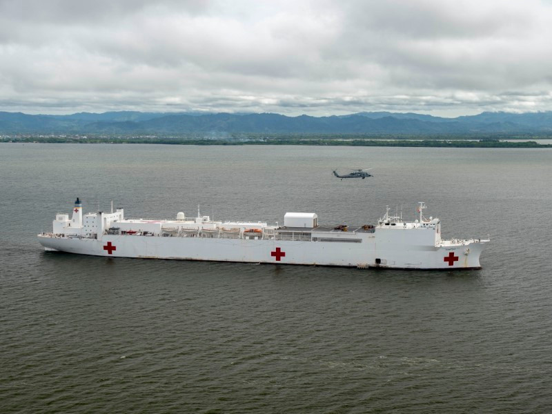 Mặc dù nằm trong biên chế Hải quân Mỹ, tuy nhiên tàu USNS Comfort lại được coi là tàu dân sự. Tàu được sơn với màu trắng - khác hoàn toàn màu sơn của các tàu chiến Hải quân Mỹ - cùng với các chữ thập đỏ. Nguồn ảnh: Pinterest.