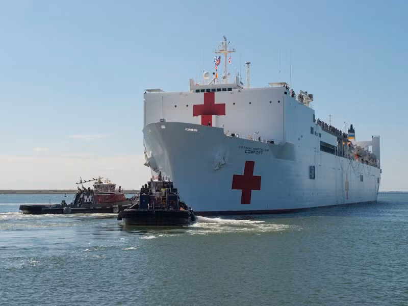 Đây là một trong các nỗ lực để phòng chống dịch Covid-19 lây lan trong cộng đồng. Khác với các bệnh viện địa phương - vốn dĩ chỉ phục vụ được tại khu vực đó và không có khả năng di chuyển cơ sở vật chất để tương cường cho vùng khác, tàu bệnh viện USNS Comfort lại hoàn toàn có thể. Nguồn ảnh: Pinterest.