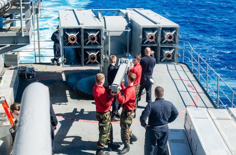 Tổ hợp RIM-7 Sea Sparrow được lắp trong bệ phóng Mk-25 chứa được 8 tên lửa phòng không.