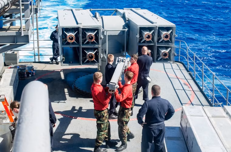 Tổ hợp RIM-7 Sea Sparrow được lắp trong bệ phóng Mk-25 chứa được 8 tên lửa phòng không.