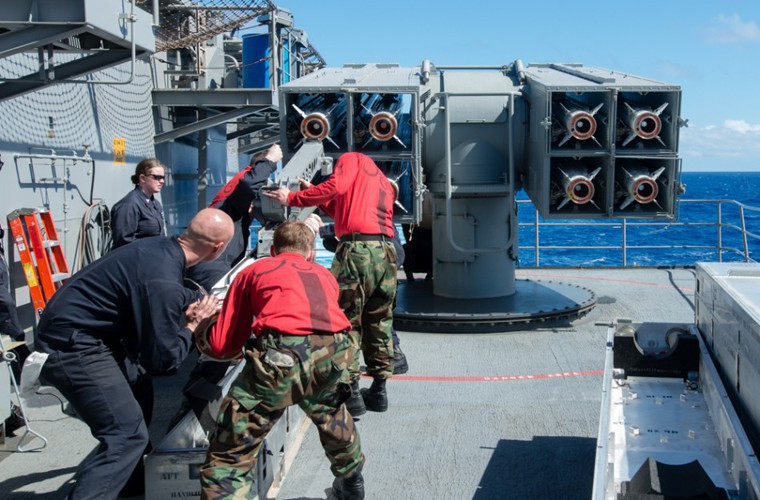 Tổ hợp làm việc theo các bước: Sau khi phát hiện mục tiêu dữ liệu từ trạm thông tin tác chiến được chuyển đến hệ thống điều khiển Mk-115. Radar Mk-51 dải tần X trong thành phần của hệ thống điều khiển Mk-115 sẽ bảo đảm chiếu xạ mục tiêu.