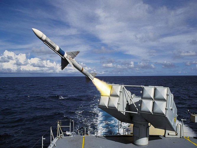 Các phiên bản tên lửa RIM-7 đòi hỏi phải có radar chiếu sóng vào mục tiêu, đầu dẫn trên RIM-7 khi bắt được sóng phản xạ từ mục tiêu sẽ tự động lái đạn về hướng đó.