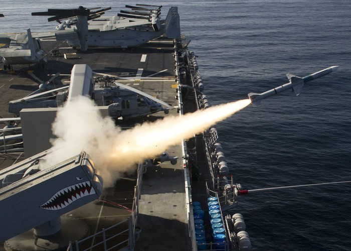 Các biến thể của tên lửa RIM-7 đều dài 3,64m và nặng khoảng 231kg.