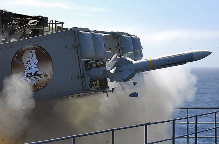 Trạm anten radar được bố trí trên bệ xoay với sự hỗ trợ của hệ thống dẫn động liên kết với bộ phận cơ động của bệ phóng.