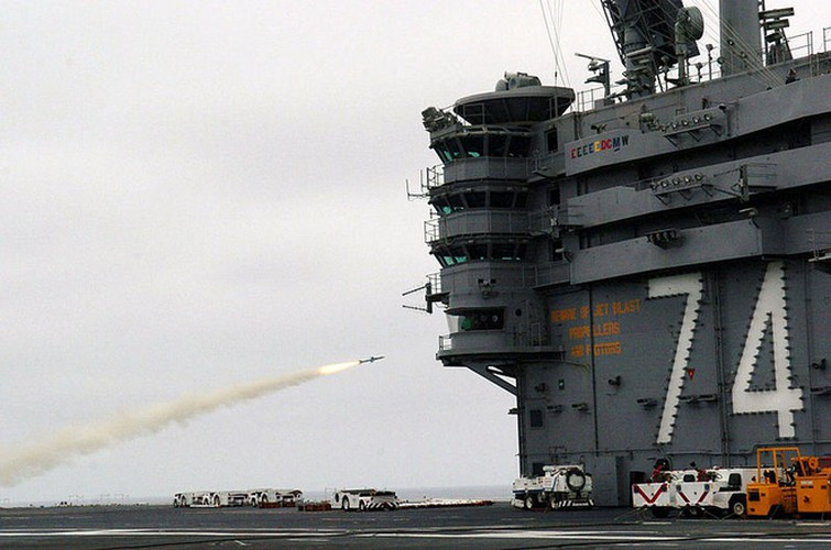 Với việc đưa vào trang bị RIM-7P, tổ hợp NATO Sea Sparrow đã có khả năng tấn công các mục tiêu mặt nước.