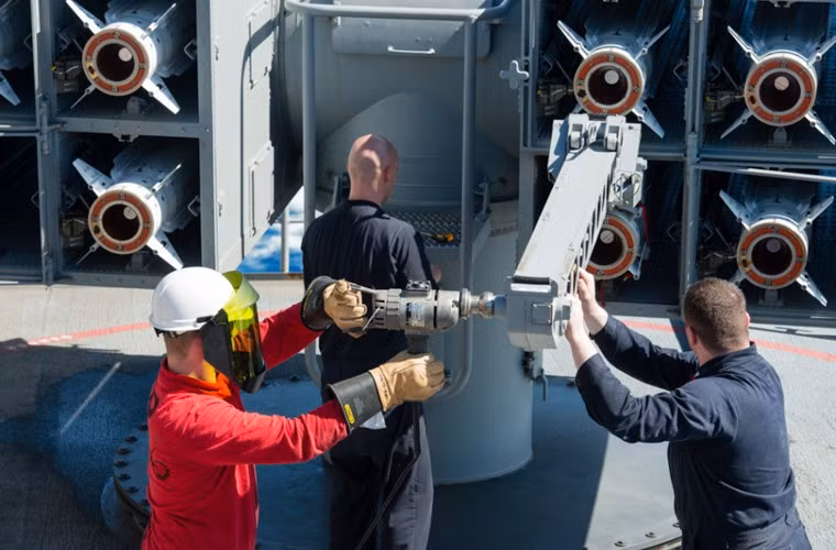 AIM-7F là tên lửa một tầng với động cơ hành trình nhiên liệu rắn Rocketdyne Mk-38 Mod 2, được trang bị đầu tự dẫn radar thụ động.