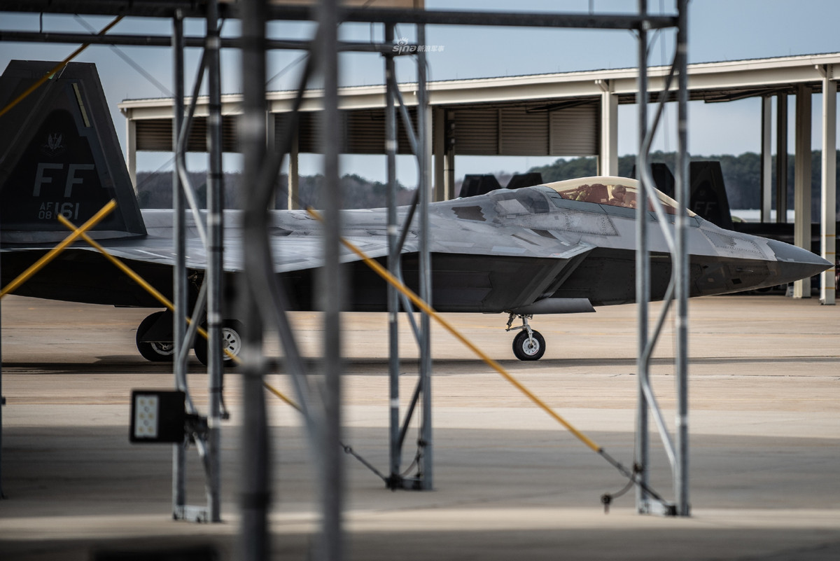 Đơn giản là do loại chiến đấu cơ này có quá nhiều công nghệ hiện đại, bí mật bên trong mình. Tới tận ngày nay, các công nghệ này vẫn được bảo vệ tuyệt đối không được phép để lộ ra ngoài. Nguồn ảnh: Sina.