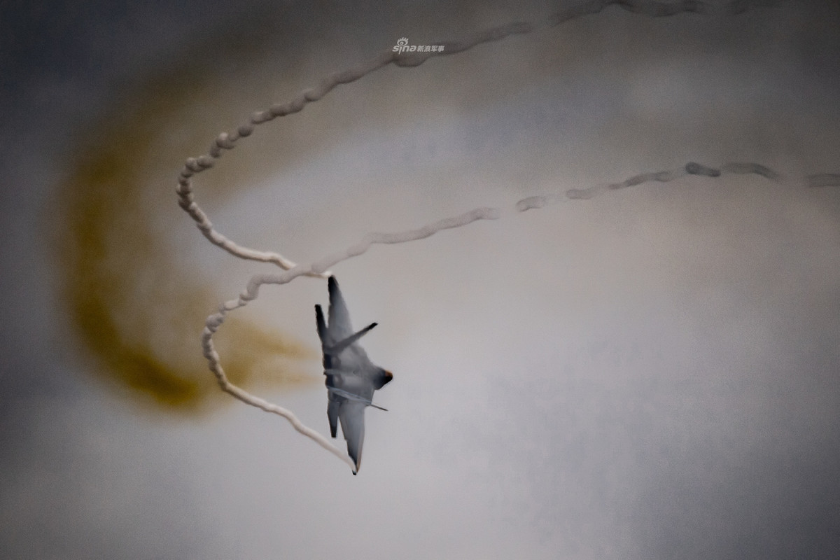 Hiện tại, Mỹ đang sở hữu 195 chiến đấu cơ F-22 Raptor, mỗi chiếc có giá vào khoảng gần 200 triệu USD và là loại chiến đấu cơ đắt nhất thế giới hiện nay, đắt gấp đôi tiêm kích F-35. Nguồn ảnh: Sina.