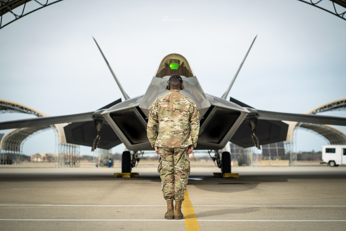 Ban đầu, F-22 Raptor được thiết kế để trở thành một tiêm kích chiếm ưu thế trên không. Tuy nhiên bản thân nó cũng có khả năng thực hiện các nhiệm vụ tấn công mặt đất, tác chiến điện tử hay trinh sát tín hiệu. Nguồn ảnh: Sina.