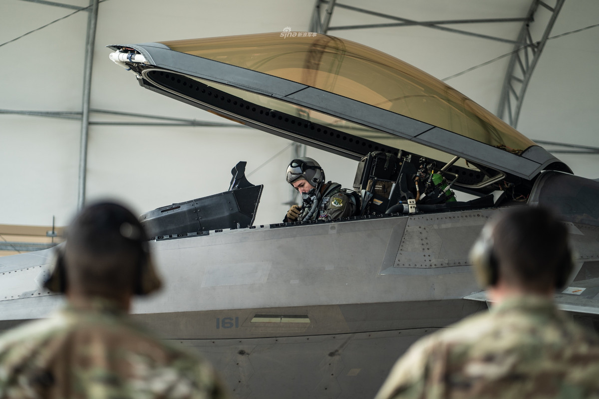 Đây cũng là loại tiêm kích độc quyền, chỉ được sử dụng bởi Không quân Mỹ. Trong quá khứ Nhật từng ngỏ ý muốn mua thiết kế của F-22 Raptor nhưng Quốc hội Mỹ sau đó đã ra lệnh cấm bán F-22 ra nước ngoài. Nguồn ảnh: Sina.