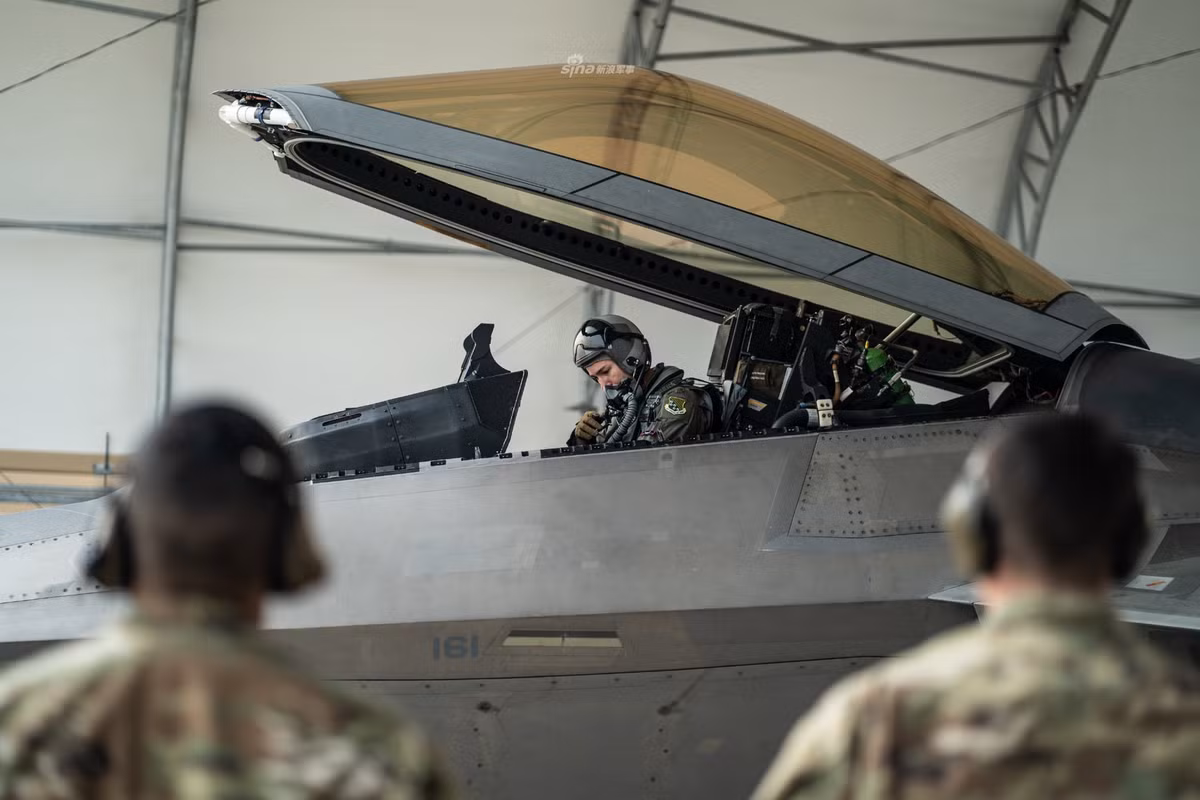 Đây cũng là loại tiêm kích độc quyền, chỉ được sử dụng bởi Không quân Mỹ. Trong quá khứ Nhật từng ngỏ ý muốn mua thiết kế của F-22 Raptor nhưng Quốc hội Mỹ sau đó đã ra lệnh cấm bán F-22 ra nước ngoài. Nguồn ảnh: Sina.