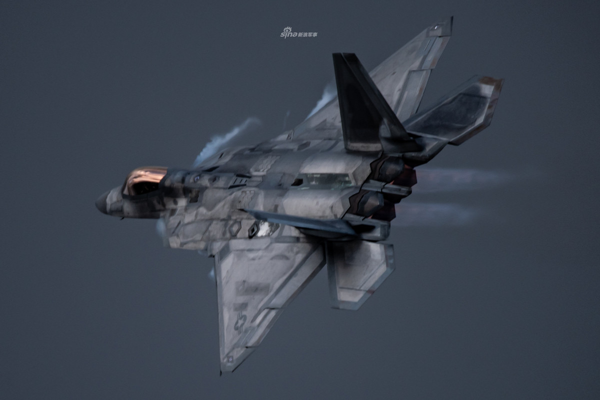 Chuyến bay đầu tiên của chiến đấu cơ thế hệ năm F-22 Raptor dù đã được thực hiện từ cách đây 22 năm nhưng tới tận thời điểm hiện tại, loại chiến đấu cơ này vẫn được coi là tiêm kích thế hệ năm hiện đại nhất thế giới. Nguồn ảnh: Sina.