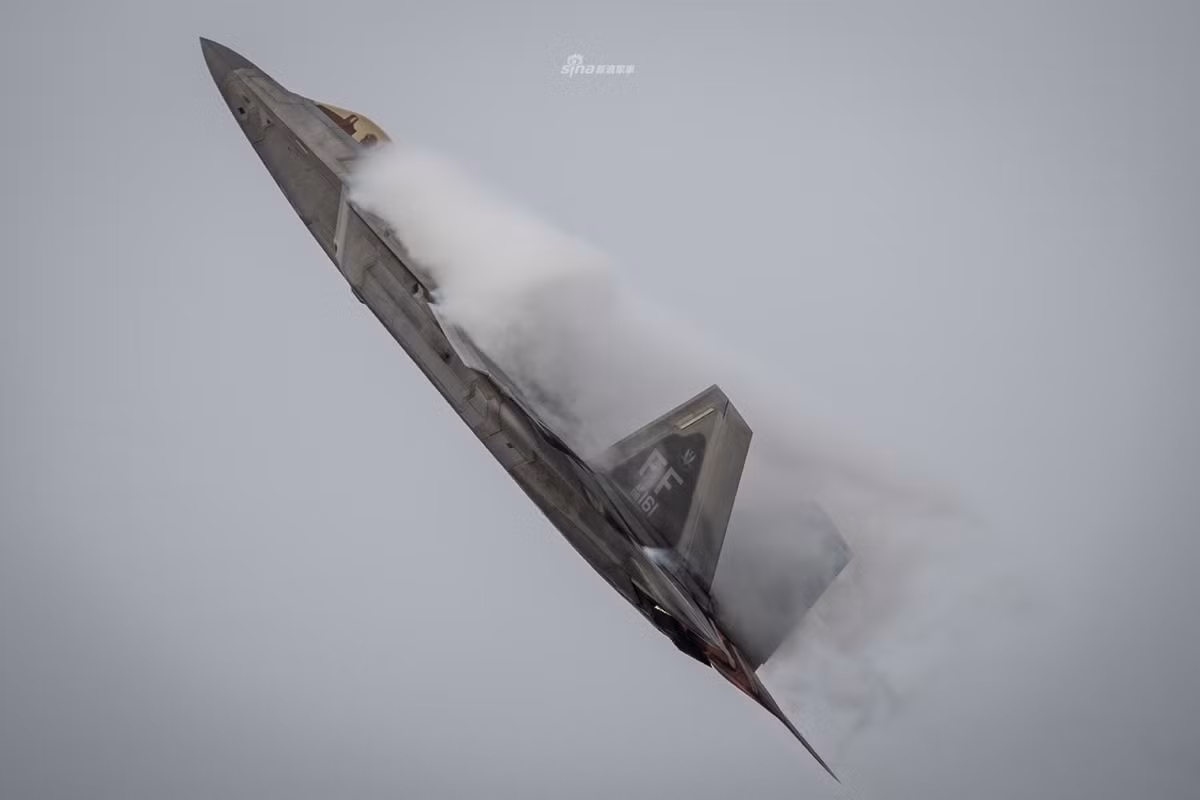 Mặc dù không có đủ khả năng thực hiện tới gần 700 loại nhiệm vụ bay, tác chiến khác nhau như F-35, tuy nhiên loại chiến đấu cơ này vẫn được đánh giá là hữu dụng hơn do được chuyên môn hoá vào chỉ một vài nhiệm vụ nhất định. Nguồn ảnh: Sina.