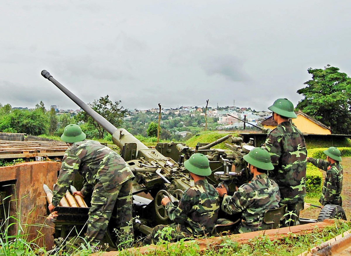 Binh chủng phòng không không quân thực hành bắn đạn thật phòng thủ bảo vệ vùng trời. Nguồn ảnh: QĐND.