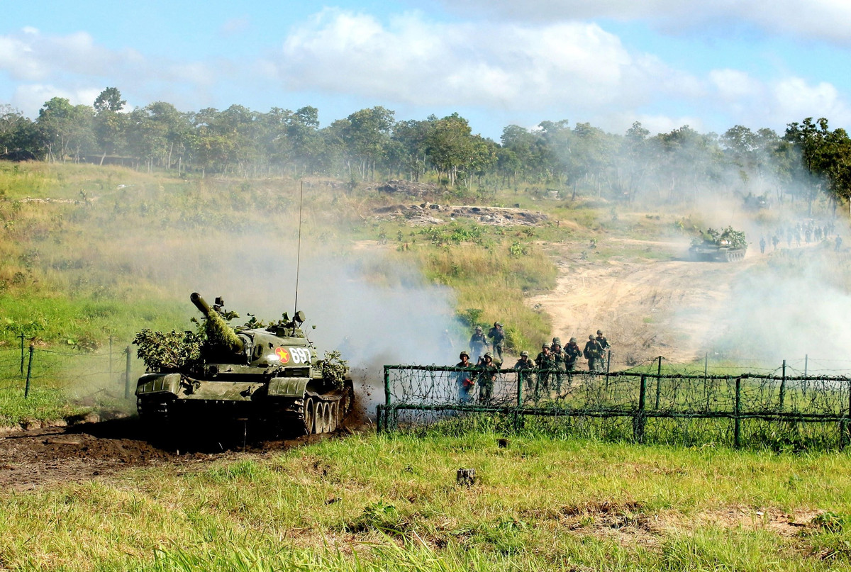 Xe tăng chủ lực T-54/55 tiến hành dẫn đầu, đưa bộ binh đánh cửa mở, tấn công vào cứ điểm địch. Nguồn ảnh: QĐND.