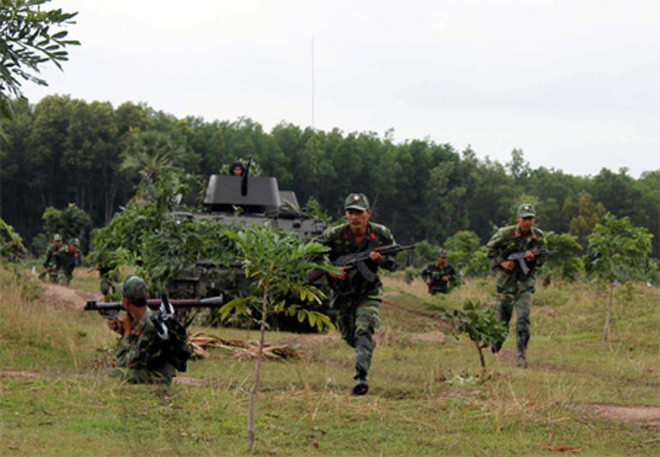 Bộ binh tùng thiết của Quân đội Nhân dân Việt Nam tiến quân bên cạnh xe bọc thép chở quân M113 - vũ khí chiến lợi phẩm ta thu được của Mỹ sau Chiến tranh Việt Nam. Nguồn ảnh: QĐND.