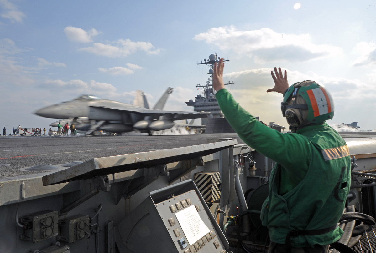 Ngoài nhiệm vụ kiểm soát hệ thống hỗ trợ hãm tốc hạ cánh trên tàu sân bay, các nhân viên áo xanh lá cây còn phải chịu trách nhiệm lên phương án thu hồi máy bay và phi công trong trường hợp máy bay có vấn đề, không thể hạ cánh như bình thường được. Nguồn ảnh: Pinterest.