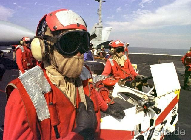 Tiếp đến là màu đỏ - màu của sự nguy hiểm. Nhiệm vụ của những nhân viên mặc áo màu đỏ trên tàu sân bay Mỹ đó là kiểm soát, vận tải vũ khí cho máy bay. Nguồn ảnh: Pinterest.