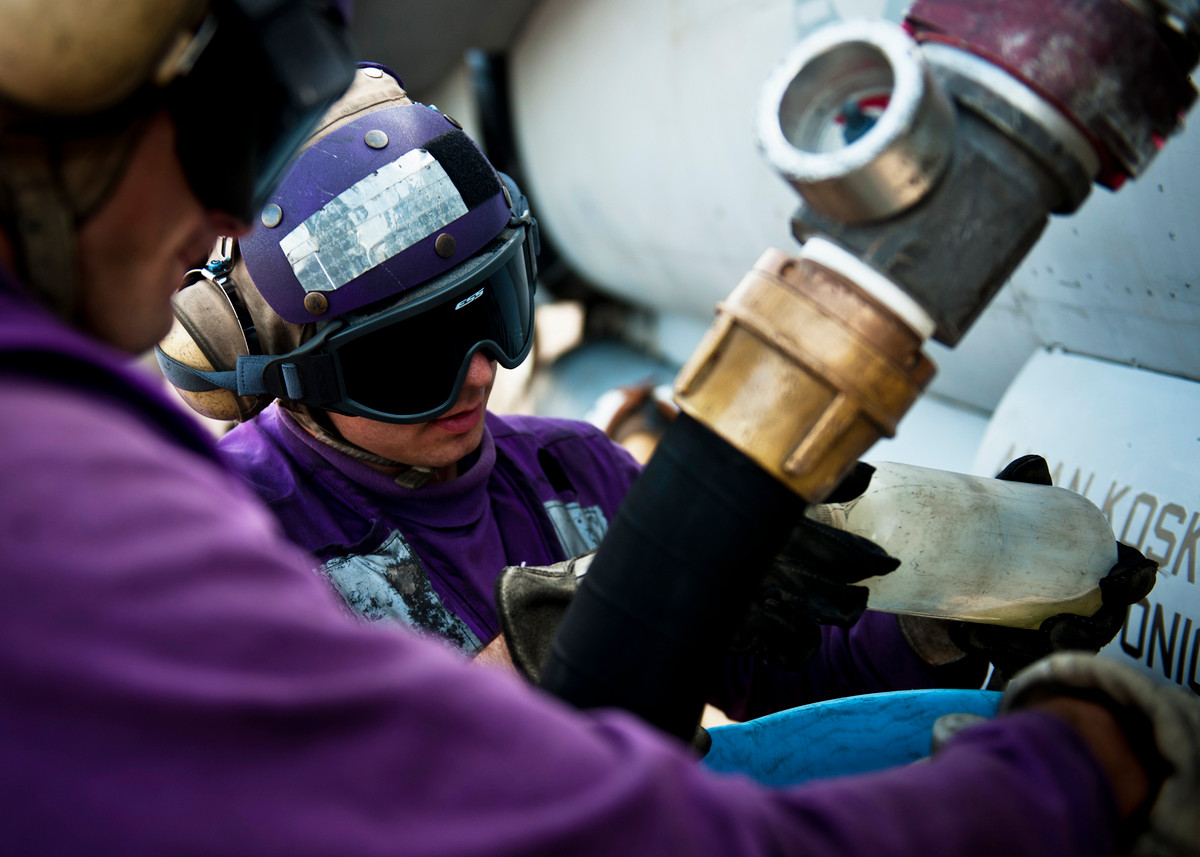 Ngoài việc bơm nhiên liệu cho máy bay, những nhân viên này còn phải tháo xăng máy bay ra ngoài sau khi máy bay bay xong mà vẫn thừa xăng, đảm bảo khi nằm trong kho máy bay sẽ không gây ra nguy hiểm cháy nổ. Nguồn ảnh: Pinterest.