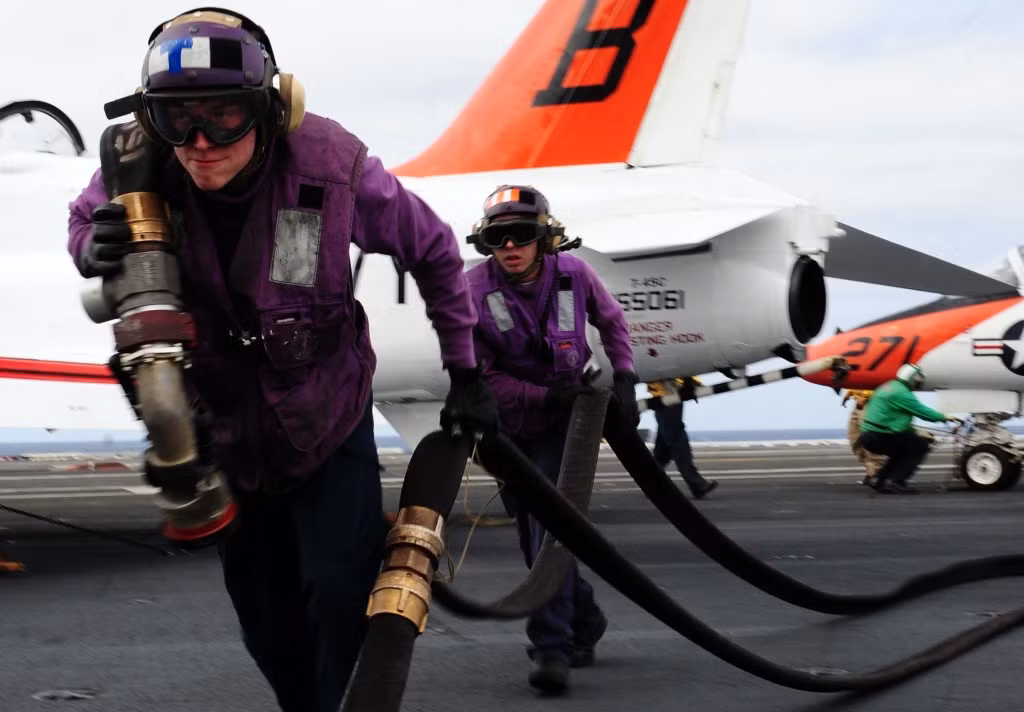 Ngoài ra, những nhân viên áo tím còn kiêm luôn nhiệm vụ kiểm soát chất lượng xăng máy bay trên tàu sân bay, đảm bảo chất lượng nhiên liệu luôn trong trạng thái tốt nhất, an toàn nhất. Nguồn ảnh: Pinterest.