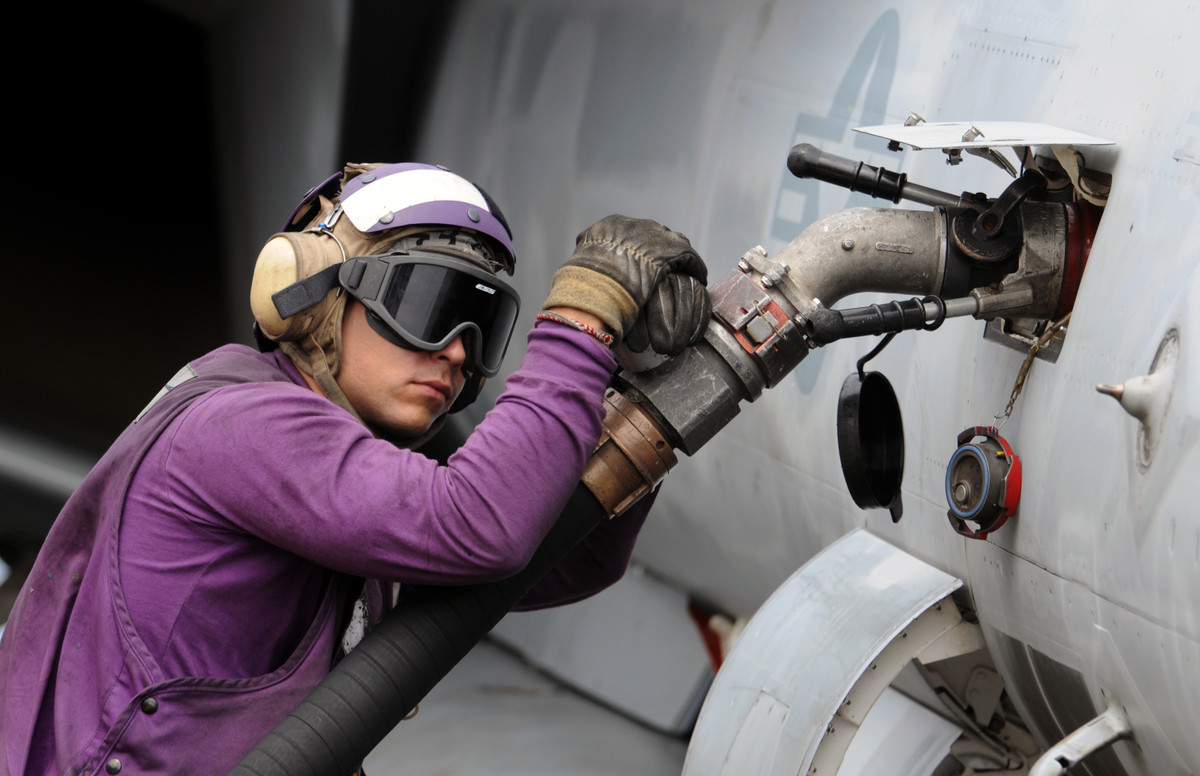 Nhân viên "nhàn hạ" nhất trên boong tàu sân bay Mỹ là những người mặc áo màu tím với nhiệm vụ chính là tiếp liệu và "rút xăng" máy bay. Nguồn ảnh: Pinterest.