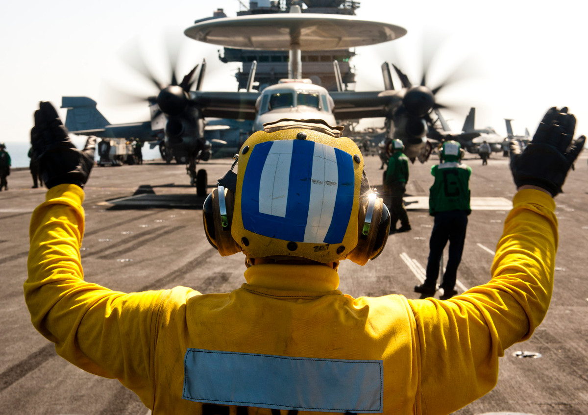 Ngoài ra, lực lượng này còn kiêm luôn nhiệm vụ sắp xếp để máy bay hạ cánh và di chuyển về bãi đỗ, nhường không gian cho những pha cất - hạ cánh tiếp theo. Nguồn ảnh: Pinterest.