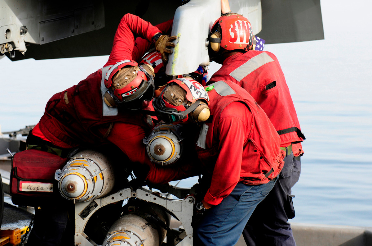 Đây cũng là một công việc cực kỳ nguy hiểm khi họ phải kiêm luôn nhiệm vụ tháo dỡ vũ khí trong trạng thái sẵn sàng khai hoả sau khi máy bay hạ cánh. Nguồn ảnh: Pinterest.