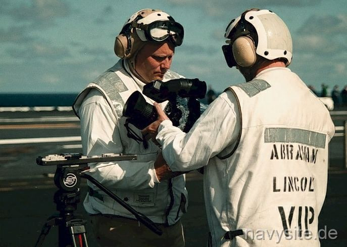 Hai phóng viên trên tàu sân bay Abraham Lincold mặc áo màu trắng. Nguồn ảnh: Pinterest.