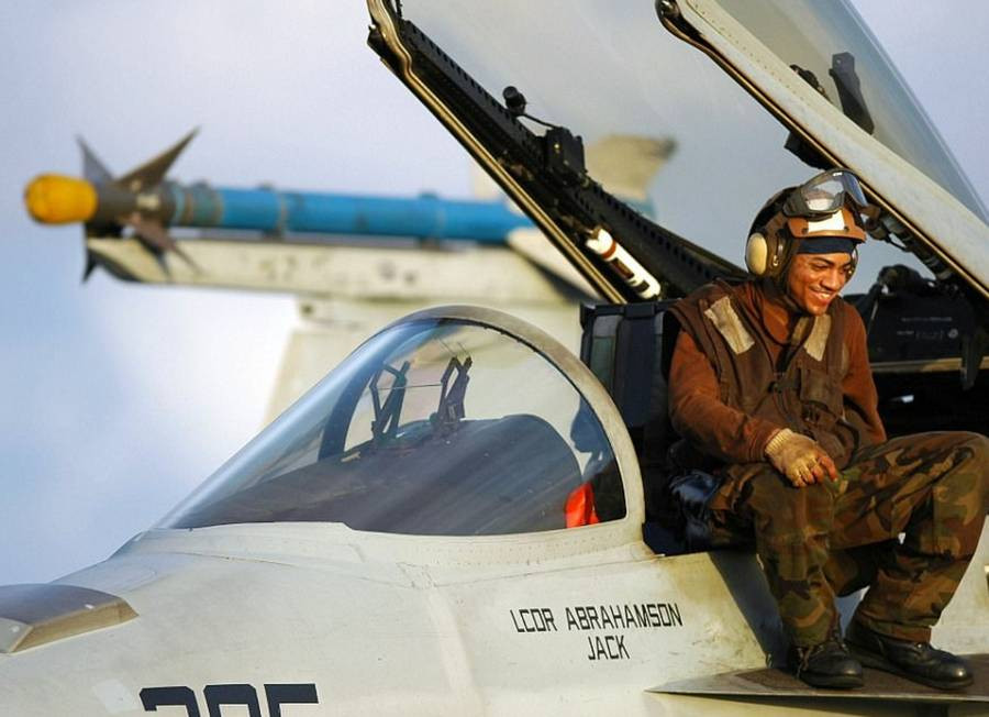 Về cơ bản đây là những thợ máy chuyên sửa máy bay trên tàu sân bay. Công việc của họ khiến màu quân phục màu nâu trở nên thích hợp hơn bao giờ hết do luôn bị bám bẩn bởi dầu, mỡ từ máy bay. Nguồn ảnh: Pinterest.