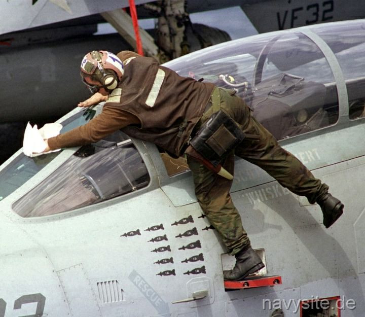 Tiếp đến là màu nâu, đây là màu áo của những nhân viên kỹ thuật thuộc không quân hải quân, chịu trách nhiệm chuẩn bị máy bay trước khi phóng và kiểm tra máy bay sau khi hạ cánh. Nguồn ảnh: Pinterest.