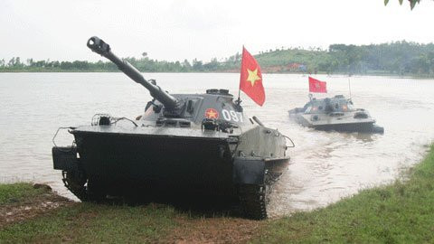 Để bơi lùi, xe tăng PT-76 được trang bị một mang cá ngay phía cửa thoát của chân vịt. Mang cá này sẽ đóng vào, đổi hướng đẩy của chân vịt giúp xe đi lùi. Nguồn ảnh: Danviet.