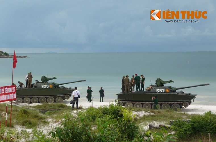 Tuy nhiên nhược điểm lớn đó là hệ thống mang cá sẽ triệt tiêu gần như tất cả lực đẩy từ chân vịt, khiến xe tăng lội nước PT-76 di chuyển lùi rất chậm chạp.