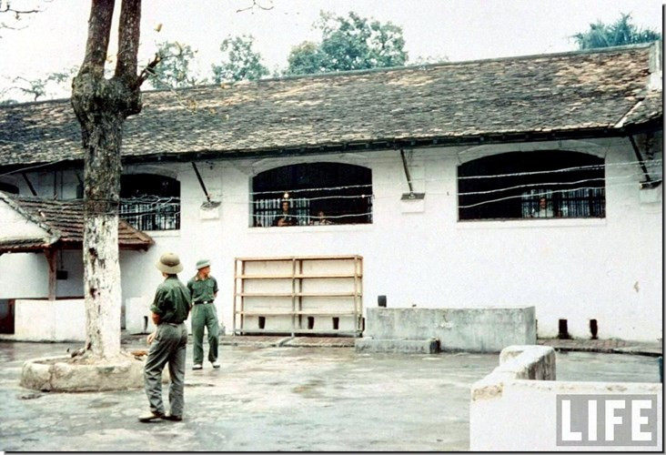 Tổng cộng trong toàn bộ thời gian diễn ra Chiến tranh Việt Nam, chúng ta đã bắt giữ được gần 500 tù binh chiến tranh là người Mỹ, phần lớn trong số họ là phi công và đều được giam giữ ở Hà Nội. Nguồn ảnh: TL.