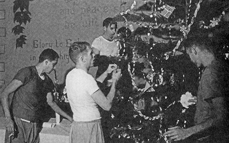 Tù binh phi công Mỹ thậm chí còn được cung cấp cây thông Noel để trang trí ngay trong tù. Nguồn ảnh: TL.