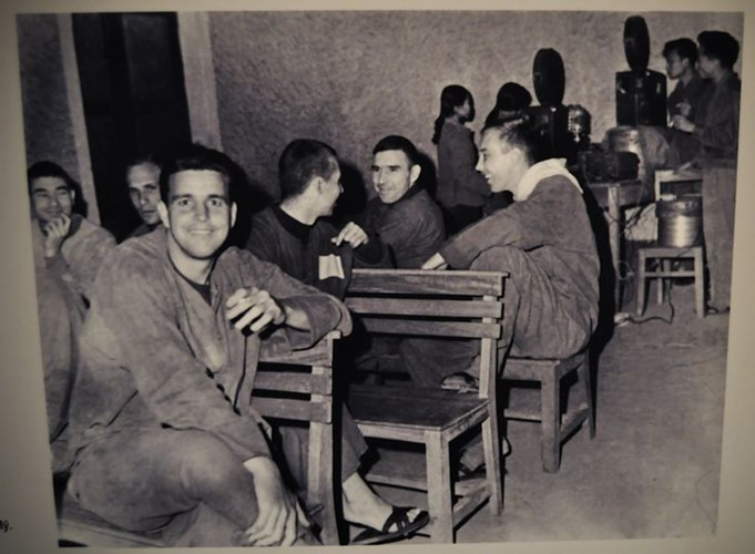 Điều kiện sống của những tù binh phi công này cực kỳ được quan tâm, chúng ta dành cho họ khẩu phần ăn 7 đồng mỗi ngày - cao hơn khẩu phần ăn của sĩ quan cấp tá trong Quân đội Nhân dân Việt Nam. Nguồn ảnh: TL.